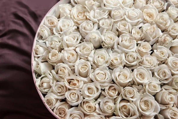 Много Маленьких Белых Бутонов Роз Коробке Коричневом Фоне Ткани Винтажный — стоковое фото