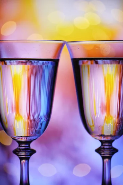 Dois Copos Vinho Fundo Luzes Multi Coloridas Atmosfera Descanso Celebração — Fotografia de Stock