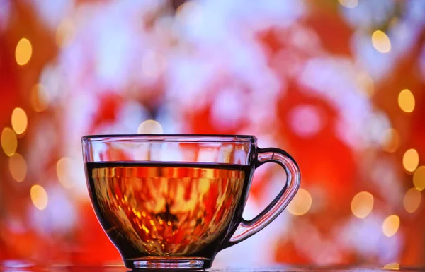 Przezroczysty Kubek Czarną Herbatą Magicznym Kolorowym Tle Atmosfera Wakacji Przytulny — Zdjęcie stockowe