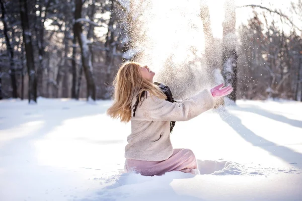 Smějící Dívka Zasněžené Louce Parku Přehazuje Přes Hlavu Sníh Zimní — Stock fotografie