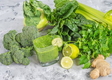 Yeşil sebze suyu, farklı yeşil sebzeler zencefil ve brokoli. Düzgün beslenme. Vücudun bahar temizliği.