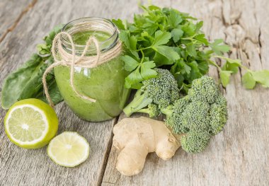 Yeşil sebze suyu, farklı yeşil sebzeler zencefil ve brokoli. Düzgün beslenme. Vücudun bahar temizliği.
