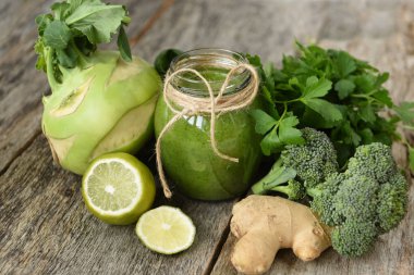 Yeşil sebze suyu, farklı yeşil sebzeler zencefil ve brokoli. Düzgün beslenme. Vücudun bahar temizliği.