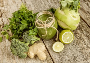 Yeşil sebze suyu, farklı yeşil sebzeler zencefil ve brokoli. Düzgün beslenme. Vücudun bahar temizliği.