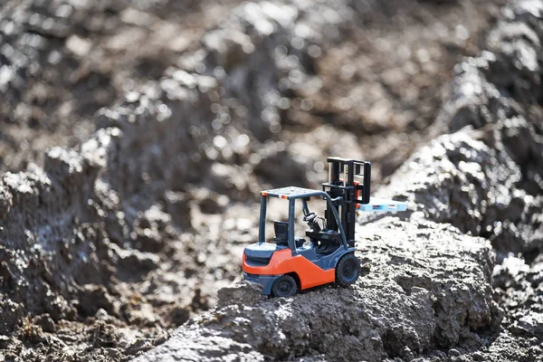 在无法通行的泥泞中的地形中的玩具装载机 — 图库照片