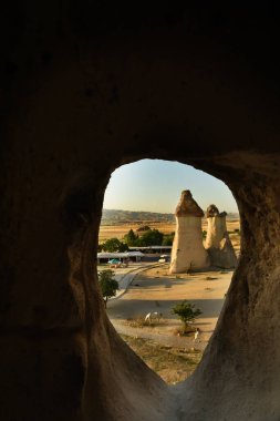 Greme Vadisi 'ndeki kayaların arasındaki tuhaf kaya oluşumlarının görüntüsü. Kumlu çöl manzarası. Kapadokya Türkiye.
