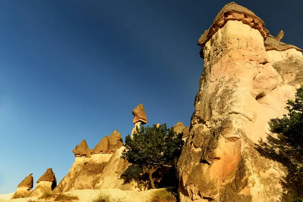 格蕾梅山谷岩石之间奇形怪状的岩层景观 桑迪沙漠景观 Cappadocia土耳其 — 图库照片