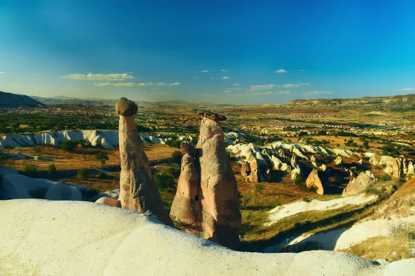 戈雷梅山谷奇怪的岩层桑迪沙漠景观 Cappadocia土耳其 — 图库照片