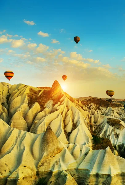 幻想的な崖の間の谷で早朝の風船 幻想的な風景を背景に 空中での飛行と歌のボールの準備 トルコ カッパドキア ゴーメ — ストック写真