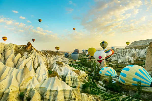 气球在一个奇异的悬崖峭壁之间的山谷里盘旋 准备飞行 在美妙的风景背景下 在空中唱着球 土耳其 Cappadocia — 图库照片