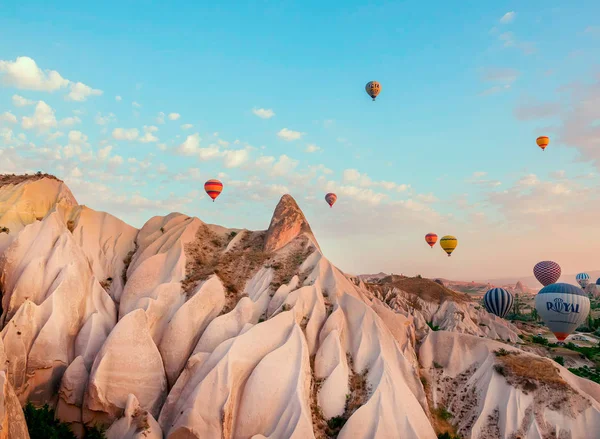 Luftballons Frühen Morgen Einem Tal Zwischen Fantastischen Klippen Vorbereitung Auf — Stockfoto