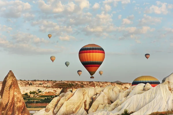 幻想的な崖の間の谷で早朝の風船 幻想的な風景を背景に 空中での飛行と歌のボールの準備 トルコ カッパドキア ゴーメ — ストック写真
