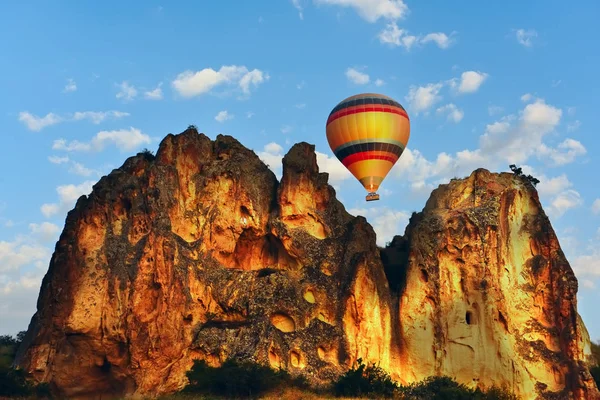 Ballon Dans Les Airs Dessus Formations Rocheuses Fantastiques Atmosphère Voyage — Photo