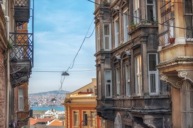 İstanbul sokakları denize açılıyor. İstanbul 'da güneşli bir gün. Türkiye.