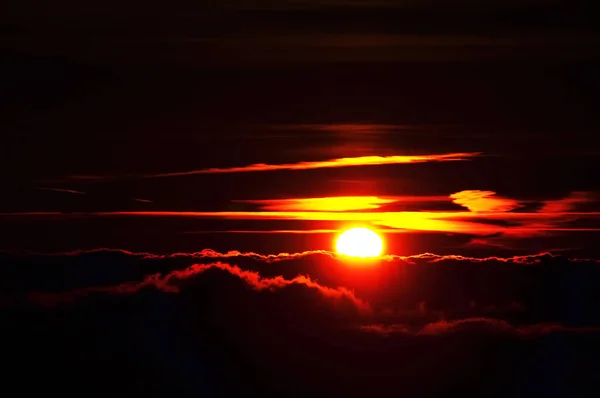 Солнце Встает Облаков Тумана Вид Сверху Горы Красивое Туманное Расстояние — стоковое фото