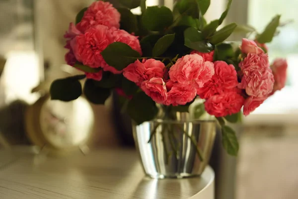 Ramo Delicadas Rosas Rosadas Junto Ventana Habitación — Foto de Stock