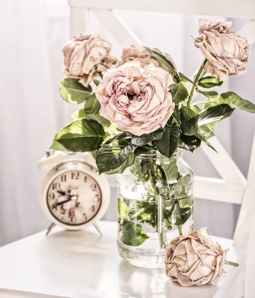 Delicado Pastel Que Desvanece Rosas Reloj Despertador Vintage Interior Ligero — Foto de Stock
