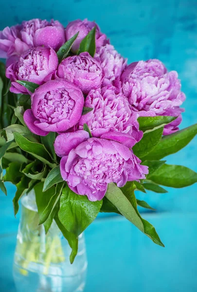 Hermoso Ramo Flores Peonías Rosadas Jarrón Sobre Fondo Color Azul — Foto de Stock