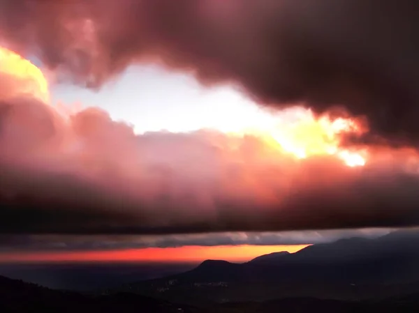 Пафосное Небо Закате Сила Гор Закате Солнца Красивый Горный Пейзаж — стоковое фото