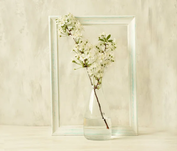 Ramo Com Flores Brancas Cereja Sakura Vaso Vidro Quadro Vintage — Fotografia de Stock