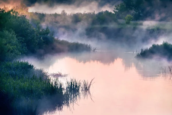 Fluss Frühen Morgen Der Morgendämmerung Zarter Morgenhimmel Und Nebel Steigen — Stockfoto