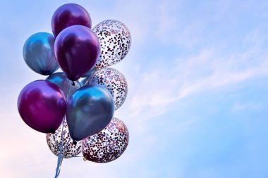 Gökyüzüne karşı balonlar.