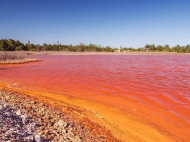 Maden ocağında kırmızı su gölü. Çevre kirliliği sorunları. Ukrayna. Zhytomyr Oblastı.