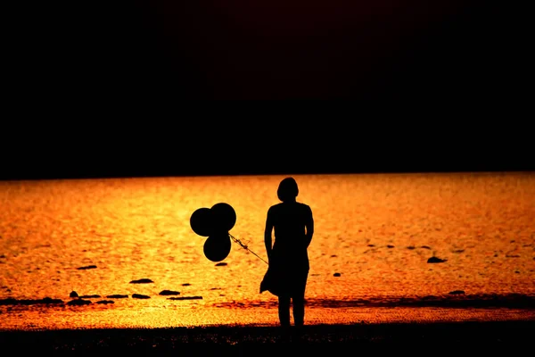 Dunkle Silhouette Eines Mädchens Mit Luftballons Auf Einem Hintergrund Des — Stockfoto