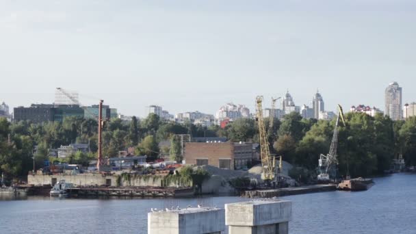 工业城市景观与起重机装卸货物 — 图库视频影像