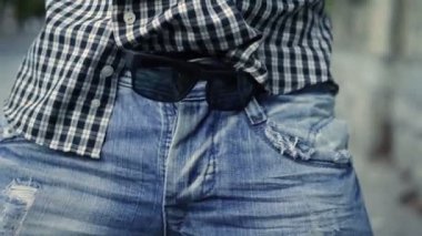 Seksi hareketleri yapma adam orta bölümünde