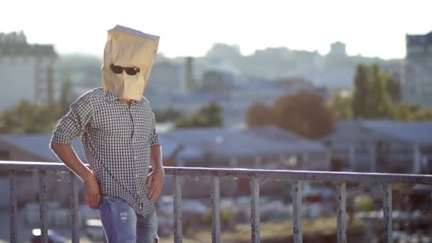 Człowiek z papierowej torebki nad głową taniec — Wideo stockowe