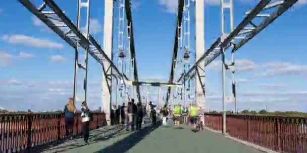 Hiperlapso de multidão andando na ponte — Vídeo de Stock