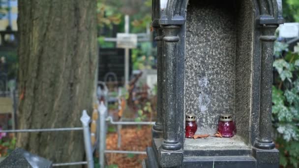 Croix noire en marbre dans un cimetière 