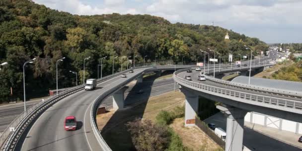 都市高速道路のインターチェンジは、ラッシュアワーの交通渋滞を運ぶ — ストック動画