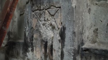 Terk edilmiş evde iç karartıcı