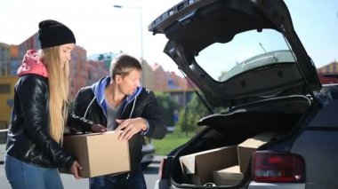 Mutlu aile çift yeni evlerine taşınıyor