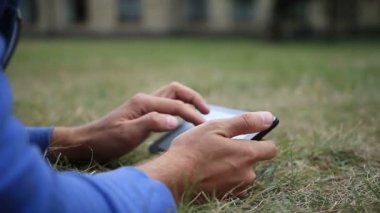 Dijital tablet ekran dokunaklı ile erkek el