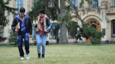 Neşeli öğrencileri kampüs çim üzerinde dans