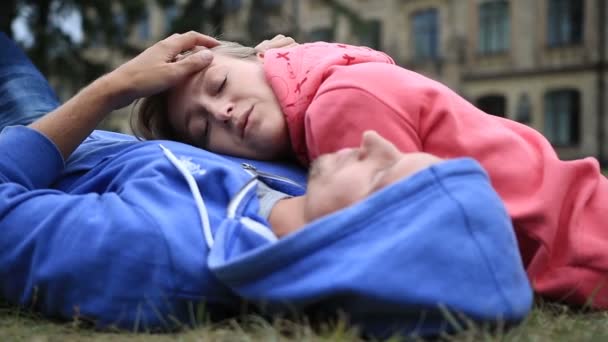 Žena ležela na hrudi její milovaný venku — Stock video