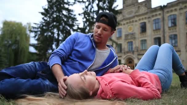 Attraktives Studentenpaar rastet auf dem Campus aus — Stockvideo