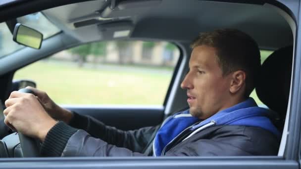 Happy young man getting his keys in the car — Stock Video