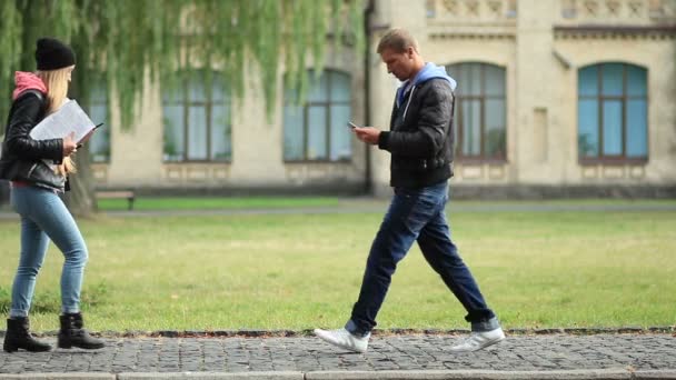 Hombre con el teléfono chocando con la mujer en la calle — Vídeos de Stock