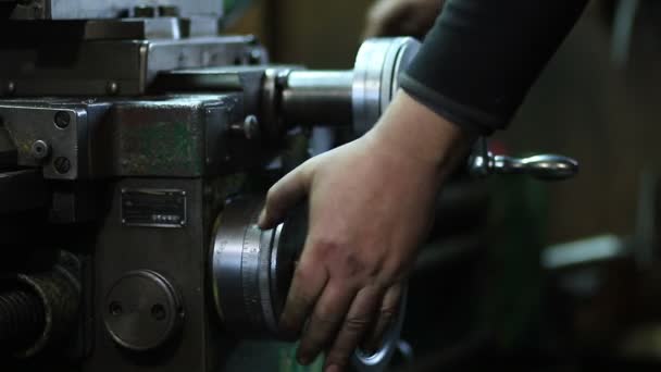 Trabajador controla la rueda de ajuste de la máquina de torno — Vídeos de Stock