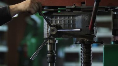 Usta matkap atölye ile metal delme