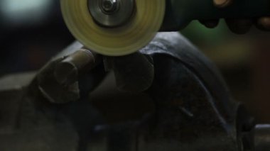 Dairesel Bıçakla Metal Testereyi Kapat