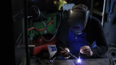 Kaynakçı adam Gazaltı Kaynak atölyesi.