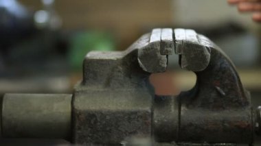 eski ve paslı tezgah mengene metal işleri Atölyesi