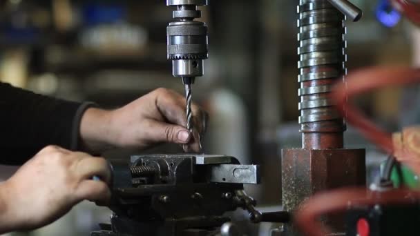 Agujero de perforación en pieza de hierro con barrena en taller — Vídeo de stock