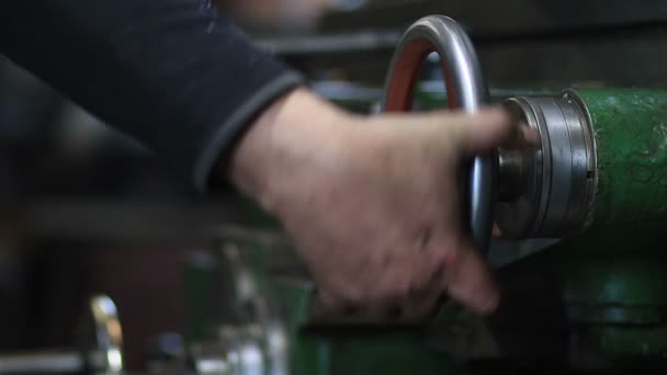 Механічний робочий старий токарний верстат — стокове відео