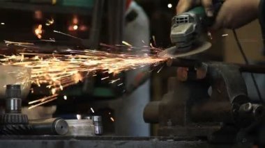 Çalışan bir kıyma makinesi ile metal kesme